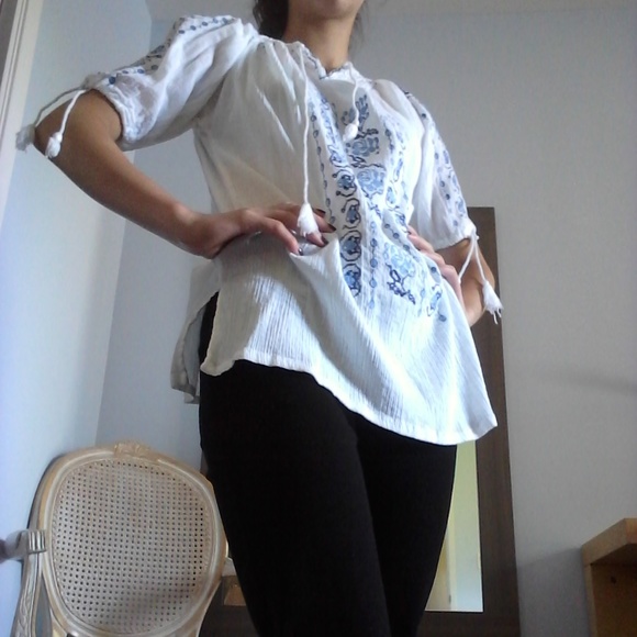 White top embroidered with blue flowers - Picture 2 of 7